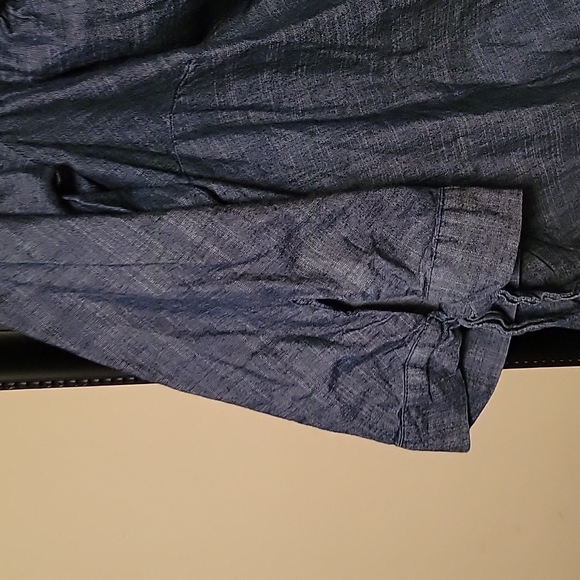 Chambray top. - Picture 2 of 4